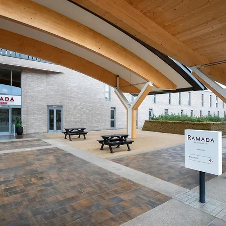 Ramada By Wyndham Leeds East Hotell 4*