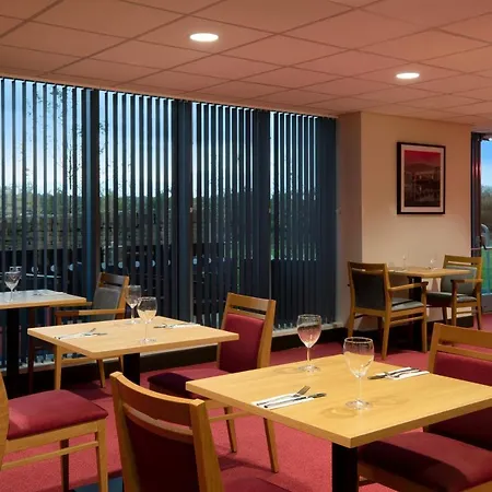 Ramada By Wyndham Leeds East Hotell 4*