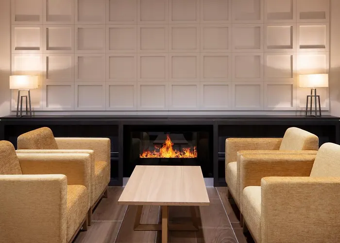 Ramada By Wyndham East فندق