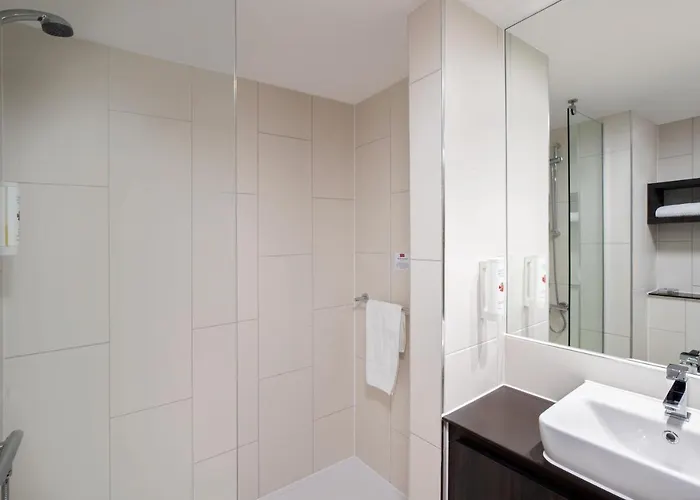 Ramada By Wyndham East فندق ليدز