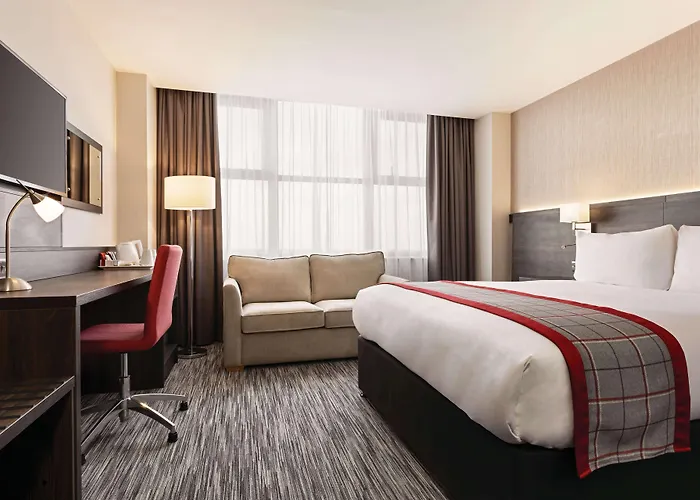 Ramada By Wyndham East فندق