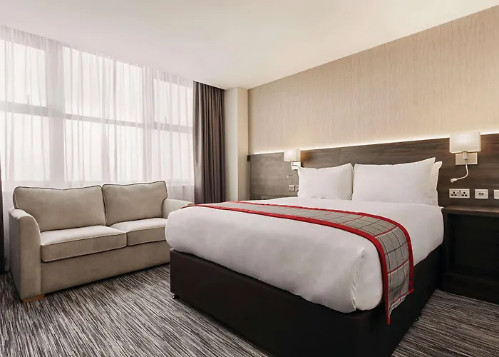 Ramada By Wyndham East 4* ليدز