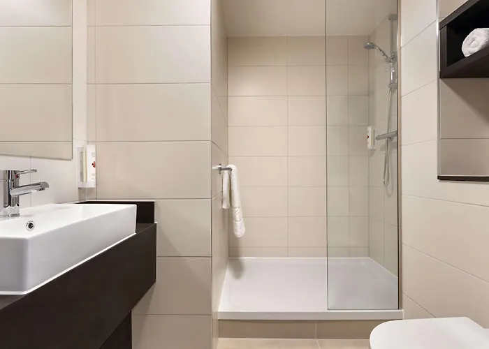 Ramada By Wyndham East فندق 4*