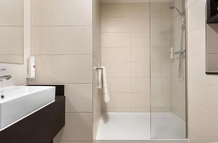 Ramada By Wyndham East ليدز