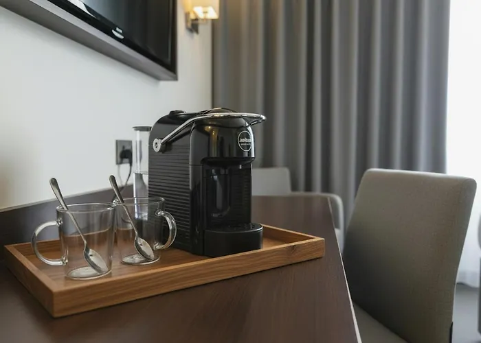 Ramada By Wyndham East 4* ليدز