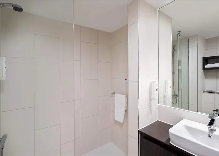 فندق Ramada By Wyndham East