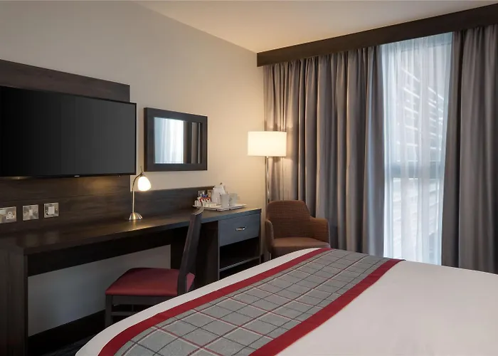 Ramada By Wyndham East فندق 4*