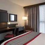 Ramada By Wyndham East מלון לידס