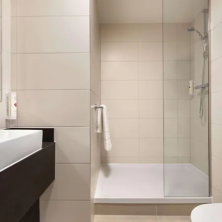 Ramada By Wyndham East Szálloda 4*