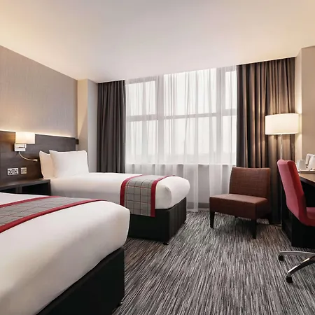 Ramada By Wyndham East Hotell