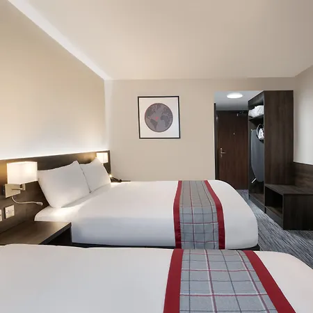 Ramada By Wyndham East Szálloda 4*
